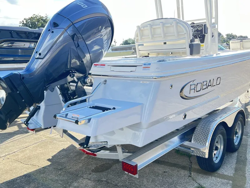 Slide: The Image of Robalo 226 Cayman 2025 - 11