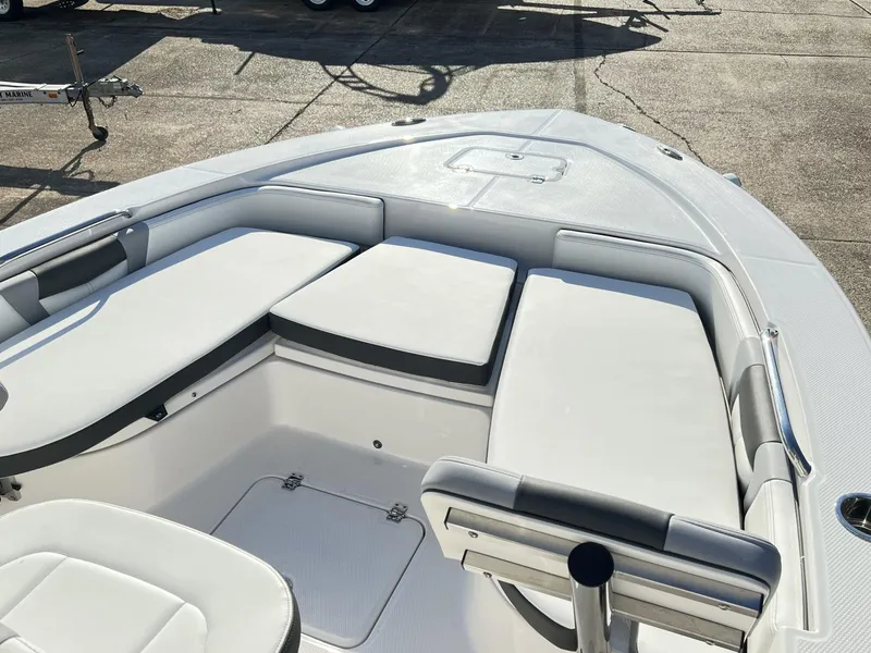 Slide: The Image of Robalo 226 Cayman 2025 - 4