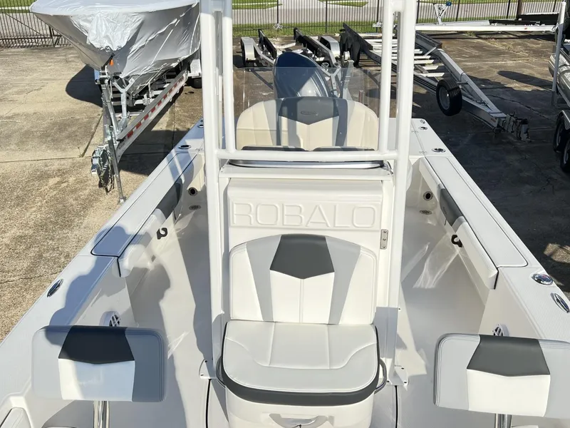 Slide: The Image of Robalo 226 Cayman 2025 - 6
