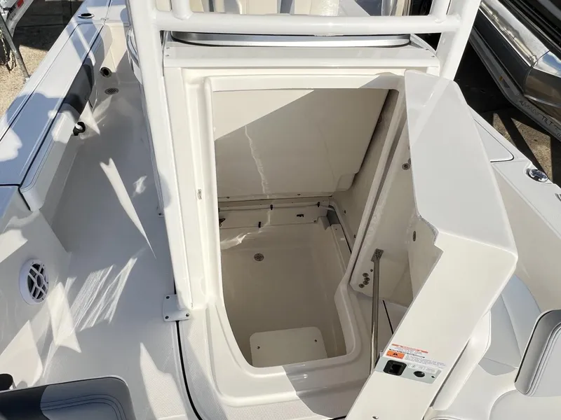 Slide: The Image of Robalo 226 Cayman 2025 - 7