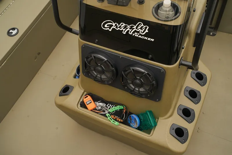 Slide: The Image of Tracker Grizzly 2072 CC Sportsman Kicker 2025 - 61