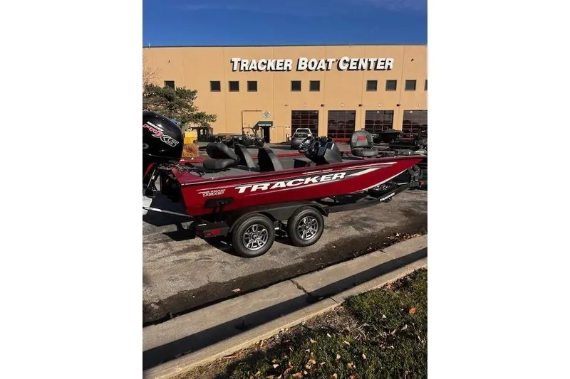 Slide: The Image of 2025 Tracker Pro Team 195 Tournament Edition boat at Tracker Boat Center. - 82