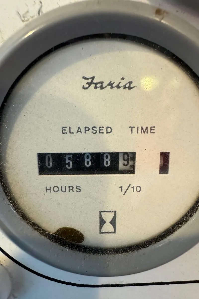 Slide: The Image of Faria elapsed time gauge showing 5889.1 hours on a 1999 Sumerset 16 X 80. - 17