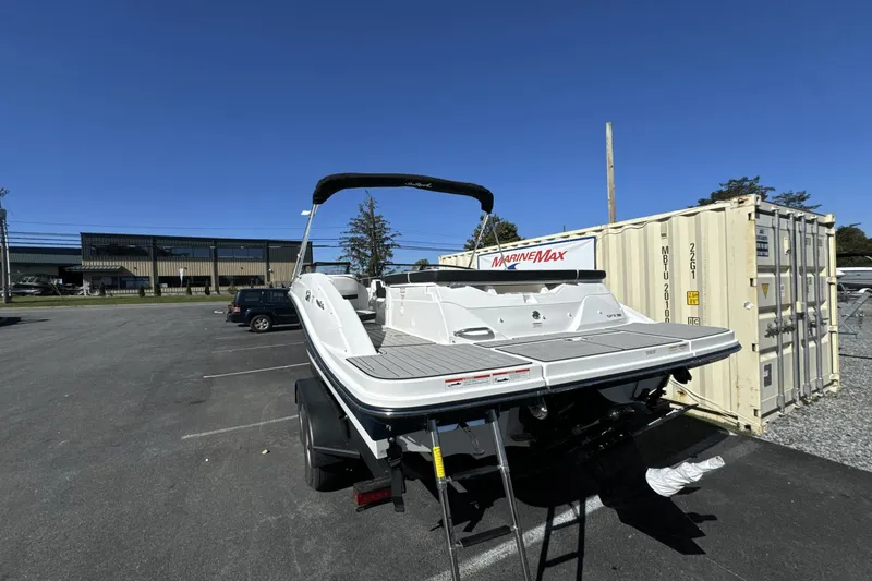 Slide: The Image of Sea Ray SPX 230 2024 - 2
