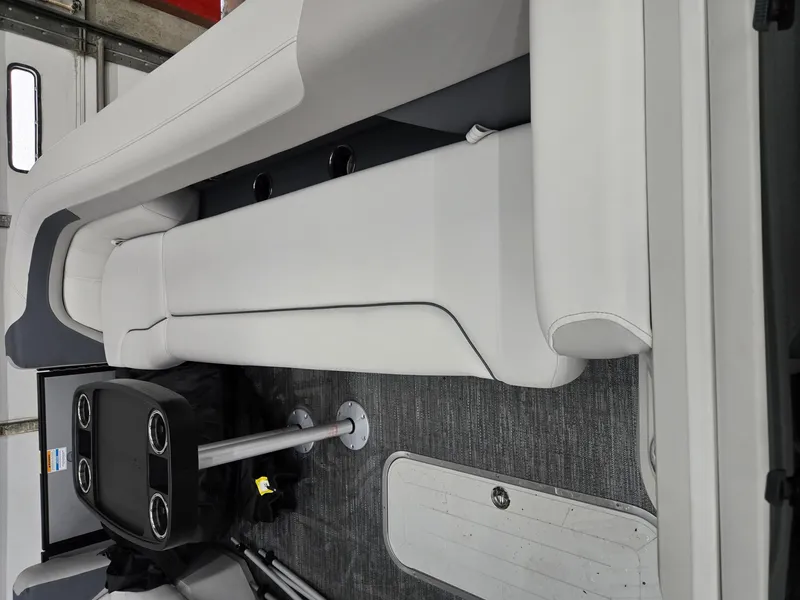 Slide: The Image of Sweetwater 2486SFL 2025 - 14