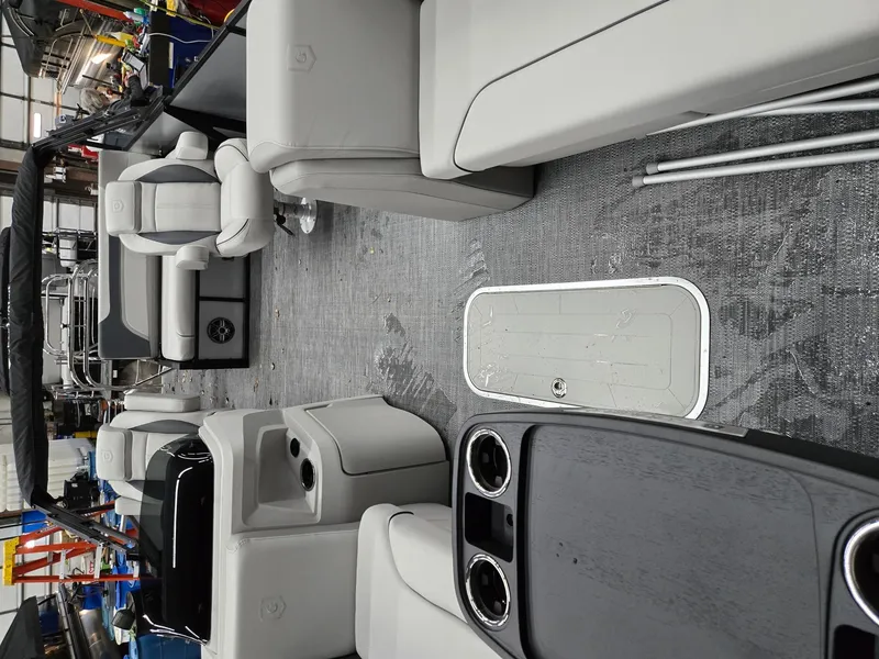 Slide: The Image of Sweetwater 2486SFL 2025 - 15