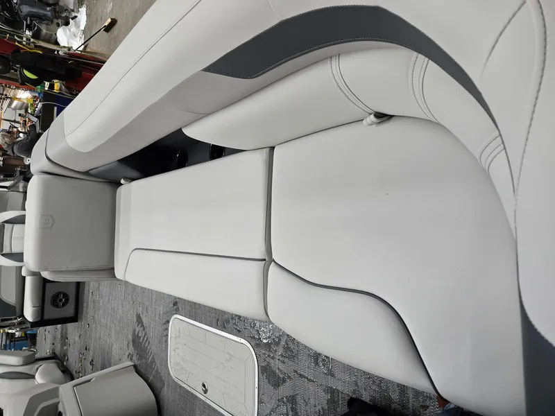 Slide: The Image of Sweetwater 2486SFL 2025 - 16