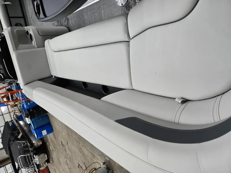 Slide: The Image of Sweetwater 2486SFL 2025 - 17