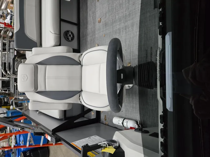 Slide: The Image of Sweetwater 2486SFL 2025 - 18