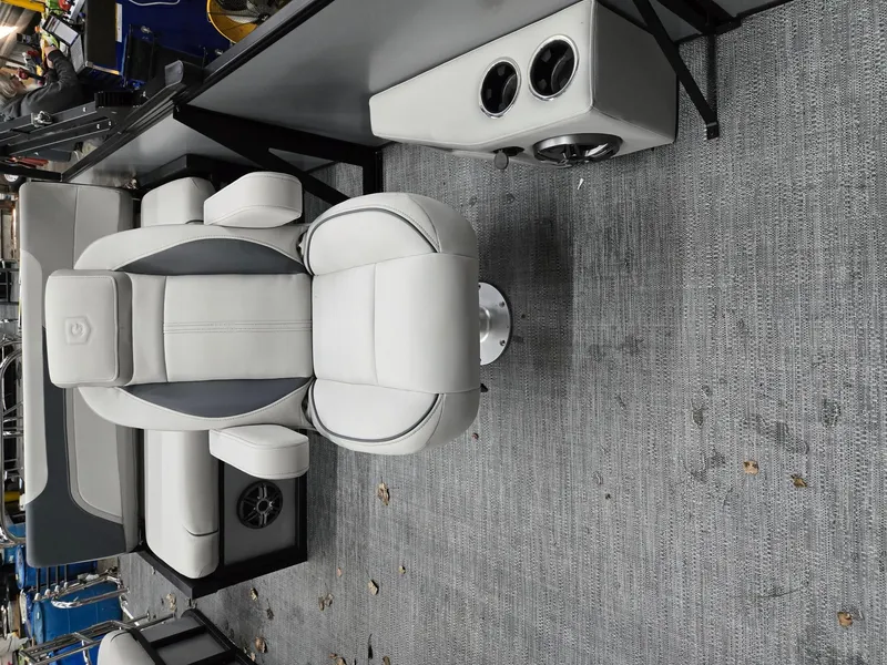 Slide: The Image of Sweetwater 2486SFL 2025 - 19