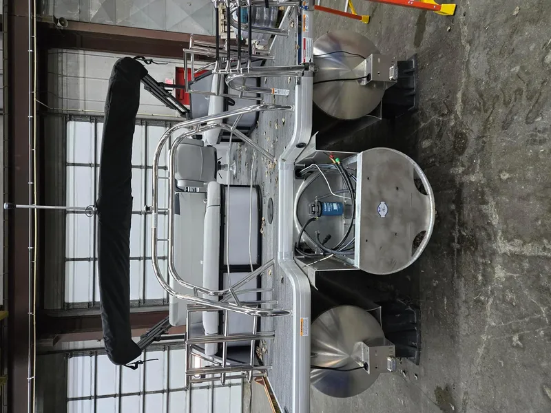 Slide: The Image of Sweetwater 2486SFL 2025 - 4