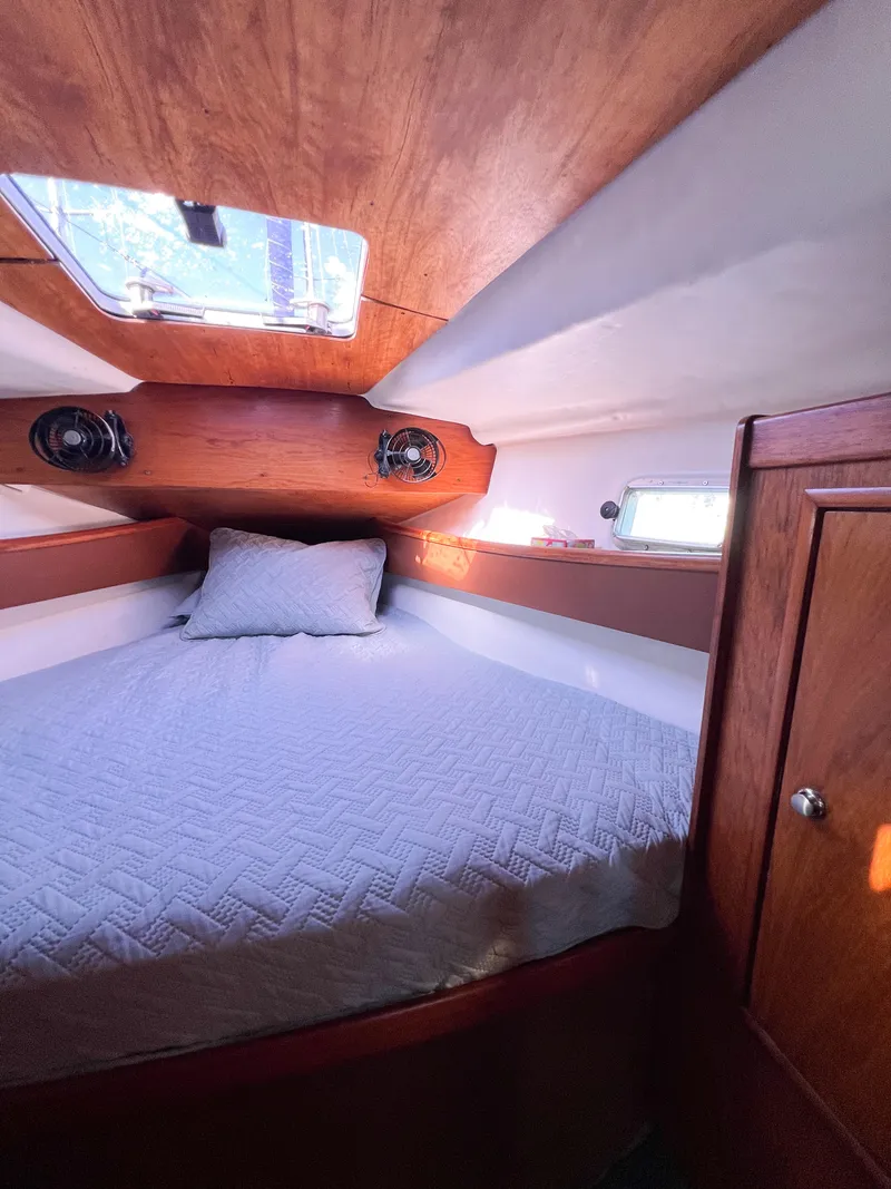 Slide: The Image of Interior of a 1989 Jeanneau Voyage 11.20 yacht cabin. - 15