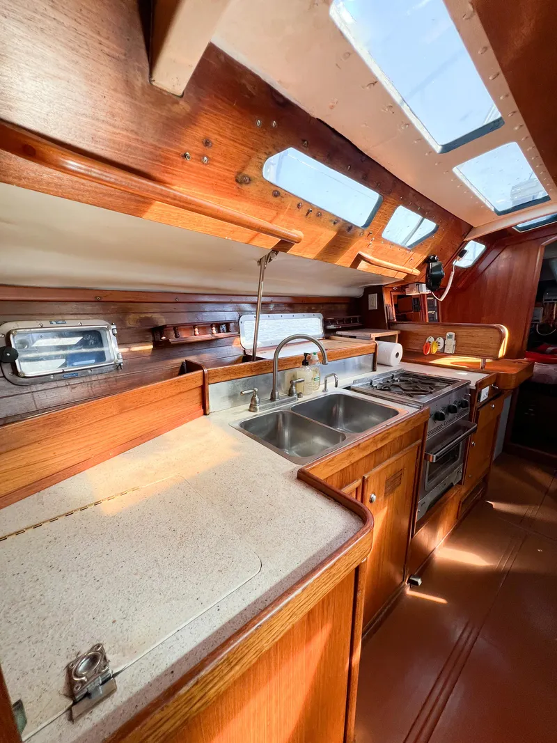 Slide: The Image of Interior of 1989 Jeanneau Voyage 11.20 yacht. - 16