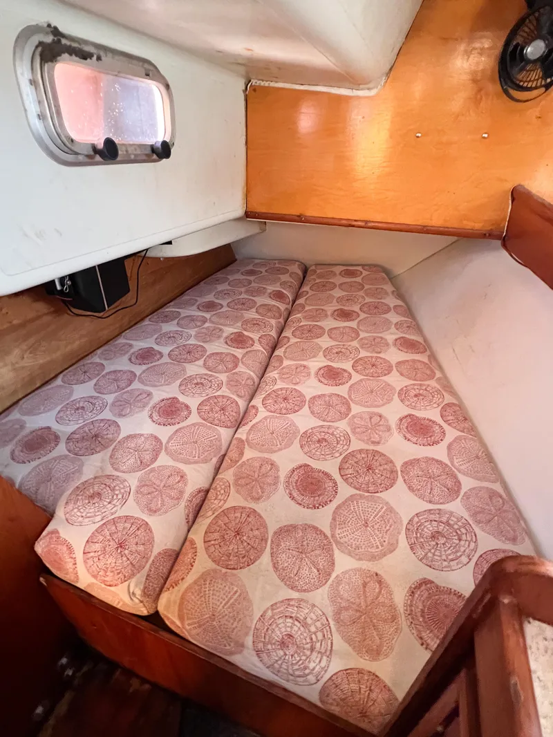 Slide: The Image of Interior of 1989 Jeanneau Voyage 11.20 with cozy sleeping berth. - 25