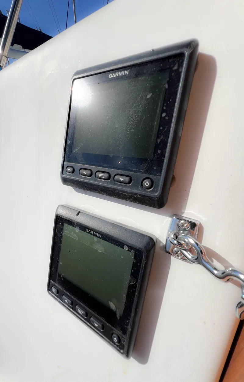 Slide: The Image of Garmin devices on Jeanneau Voyage 11.20, year 1989. - 43