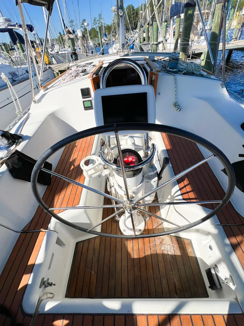 Slide: The Image of Cockpit of a 1989 Jeanneau Voyage 11.20 yacht. - 48