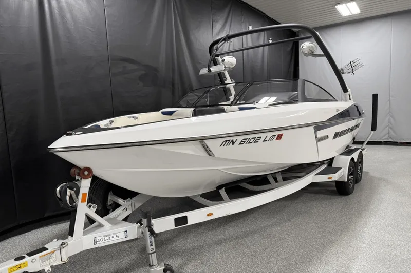 Slide: The Image of Malibu 22 VLX 2015 - 1