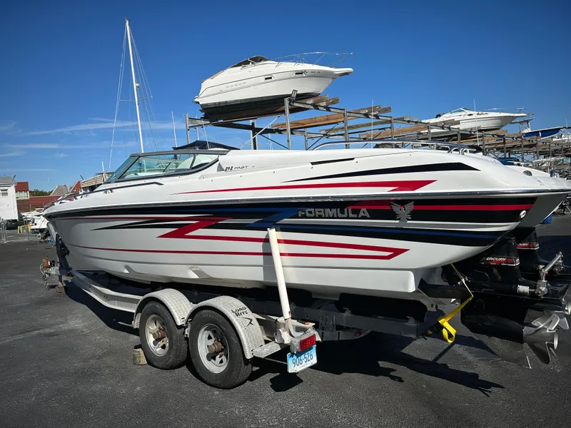 Slide: The Image of 2004 Formula 292 FASTech boat on trailer, featuring sleek design and vibrant graphics. - 6