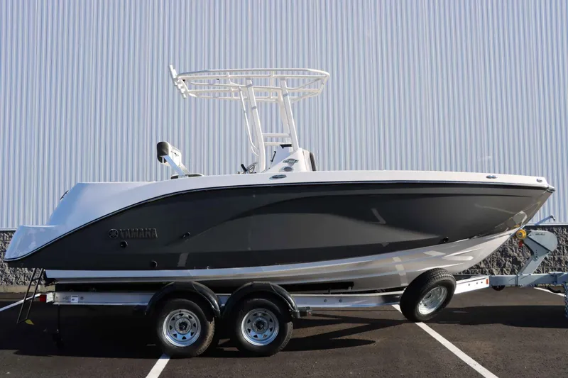 Slide: The Image of 2025 Yamaha Boats 222 FSH Sport on trailer, side view. - 3