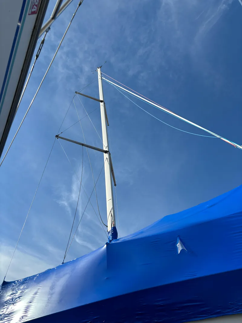 Slide: The Image of Mast of a 2001 Hunter 320 sailboat against a clear blue sky. - 5