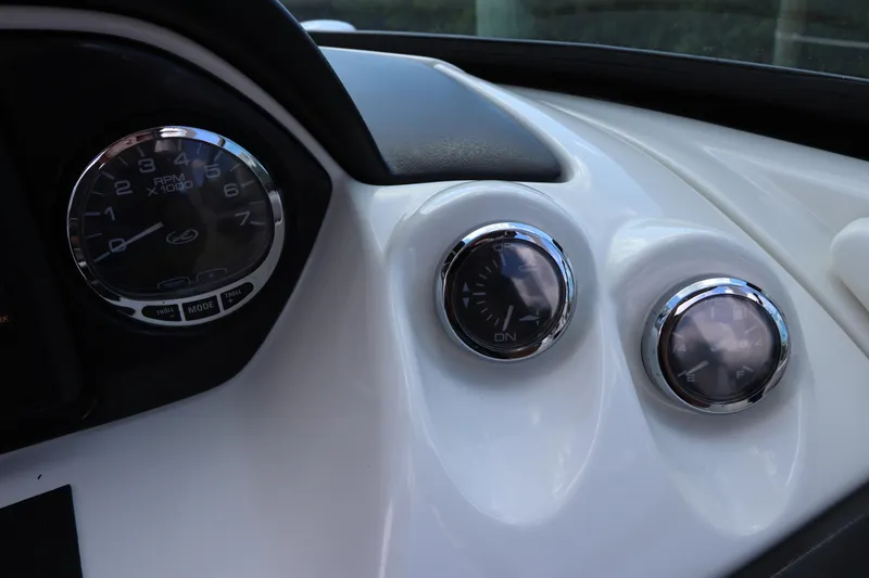 Slide: The Image of Dashboard of a 2009 Sea Ray 270 Select EX boat. - 29