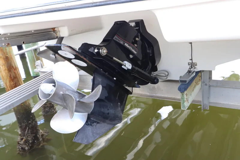 Slide: The Image of 2009 Sea Ray 270 Select EX boat motor and propeller - 4