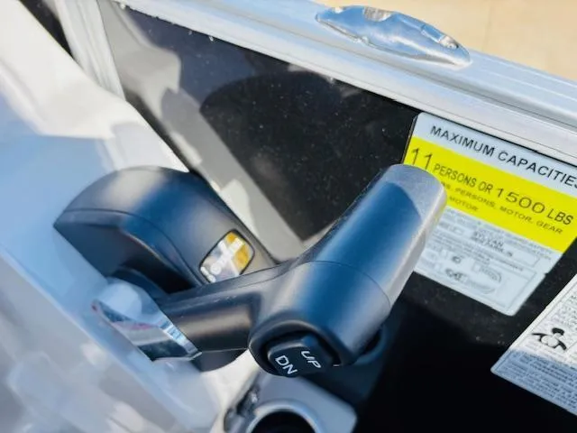 Slide: The Image of Throttle control of 2024 Sylvan Mirage 8522 LZ boat, showing capacity label. - 17