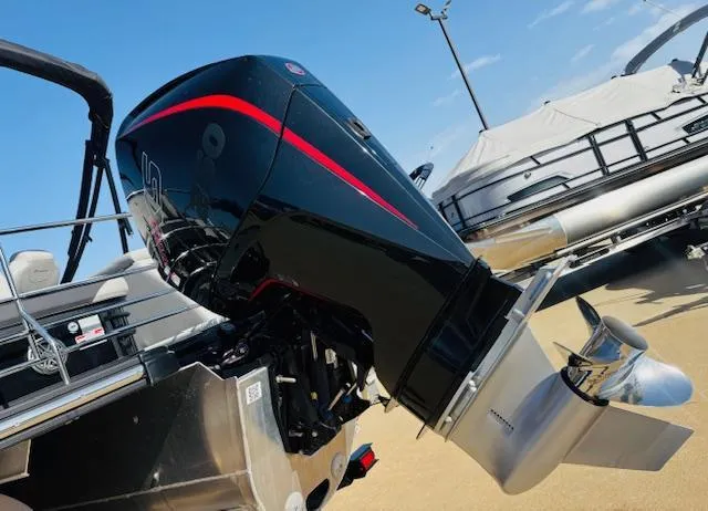Slide: The Image of 2023 Starcraft SLS-5 Q DH boat engine with sleek black and red design. - 18