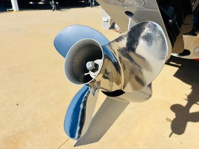 Slide: The Image of Shiny propeller of 2023 Starcraft SLS-5 Q DH boat on display. - 21