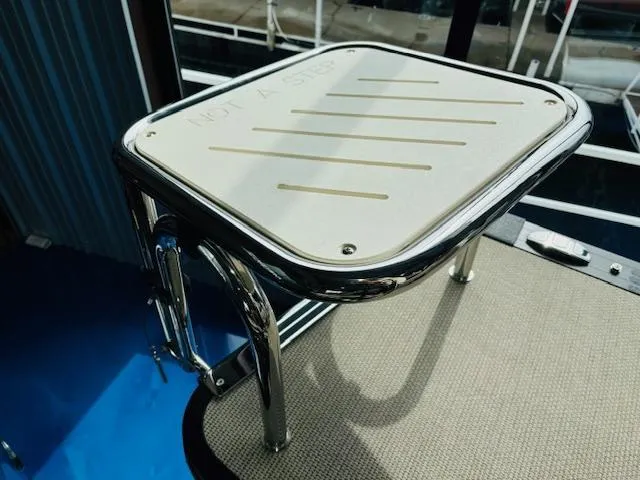 Slide: The Image of Harris CROWNE 250 2024 - 23