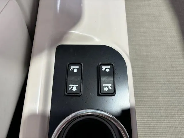 Slide: The Image of Harris CROWNE 250 2024 - 24