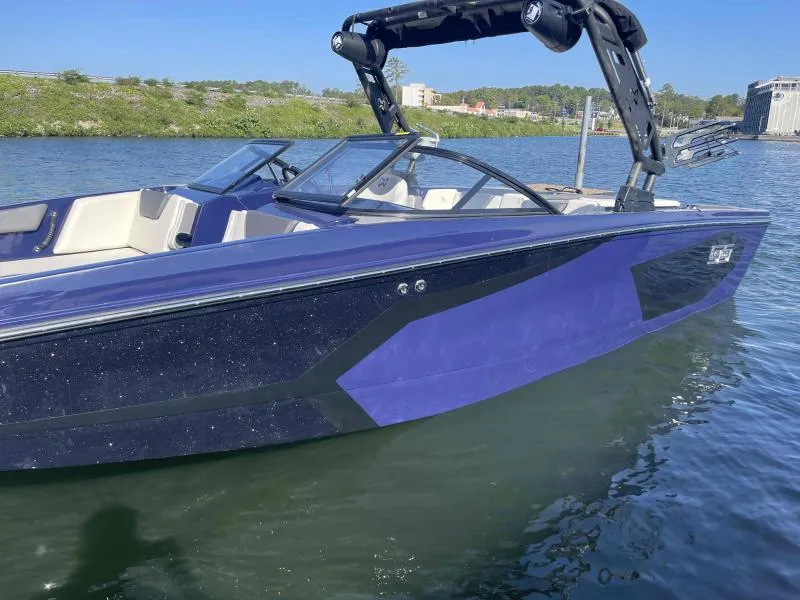 Slide: The Image of Heyday Wake Boats WT Surf 2024 - 3