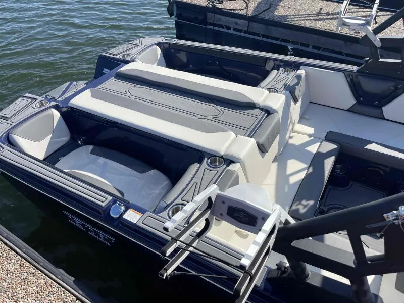 Slide: The Image of Heyday Wake Boats WT Surf 2024 - 9