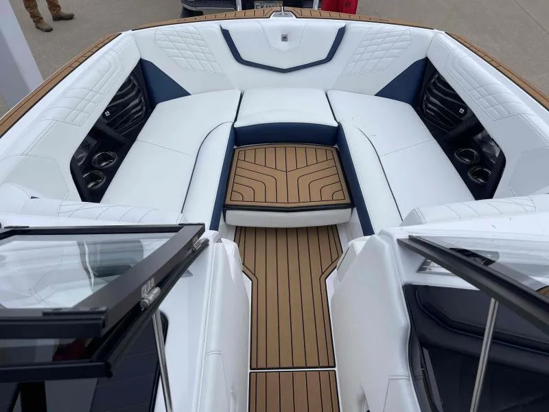 Slide: The Image of Nautique Super Air G23 2024 - 18