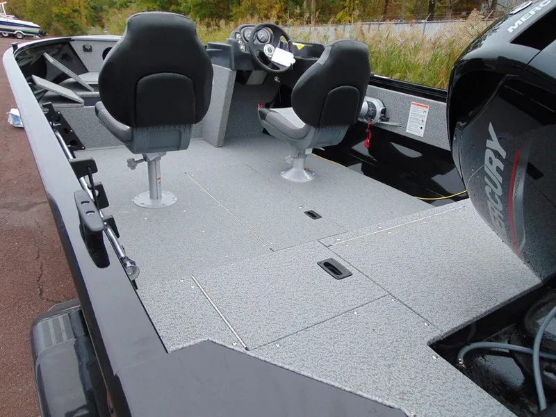 Slide: The Image of Crestliner 1650 Kodiak Side Console 2025 - 3