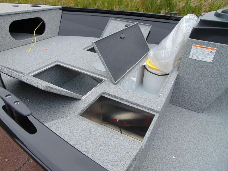 Slide: The Image of Crestliner 1650 Kodiak Side Console 2025 - 7