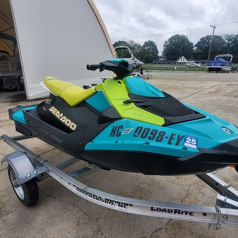 The Image of Sea-Doo Spark® 3-up Rotax® 900 ACE™ CONV & iBR 2022 - 1