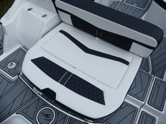 Slide: The Image of Monterey 255SS 2025 - 10