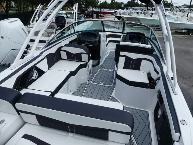 Slide: The Image of Monterey 255SS 2025 - 11