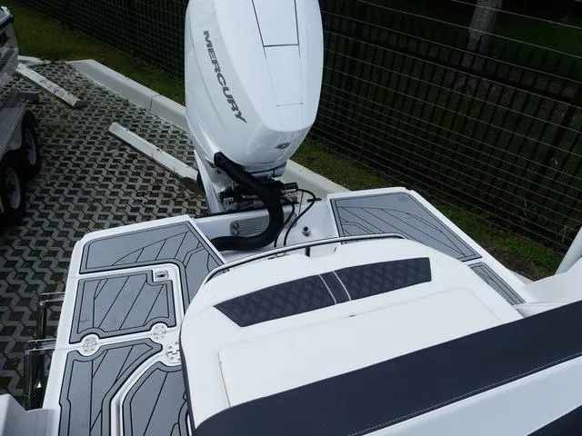 Slide: The Image of Monterey 255SS 2025 - 12