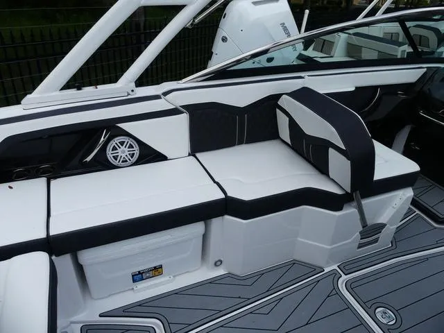 Slide: The Image of Monterey 255SS 2025 - 13