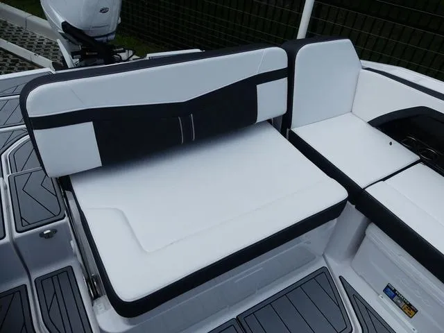 Slide: The Image of Monterey 255SS 2025 - 14