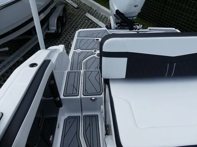 Slide: The Image of Monterey 255SS 2025 - 15