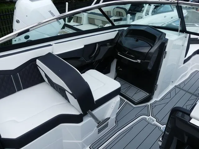 Slide: The Image of Monterey 255SS 2025 - 16