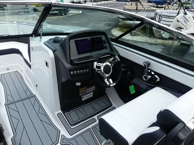 Slide: The Image of Monterey 255SS 2025 - 18