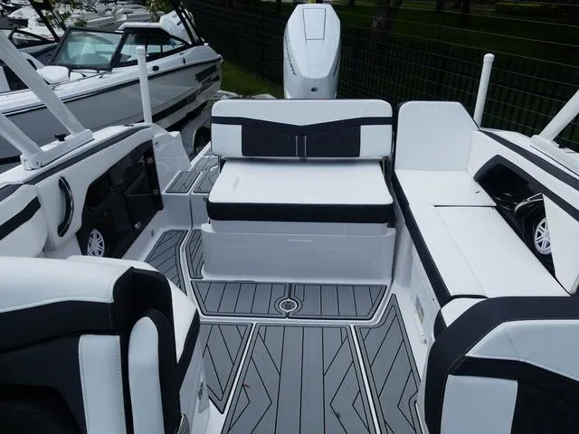 Slide: The Image of Monterey 255SS 2025 - 23