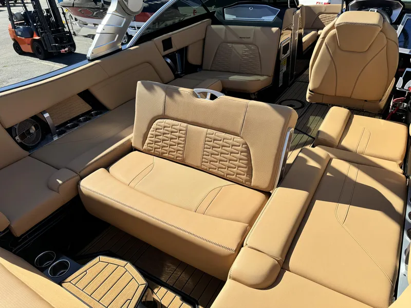 Slide: The Image of MasterCraft X24 2020 - 13