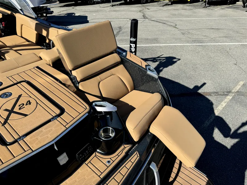 Slide: The Image of MasterCraft X24 2020 - 14