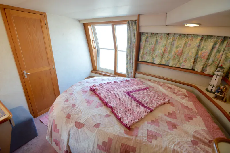 Slide: The Image of Carver 43 Cockpit Motoryacht 1991 - 51