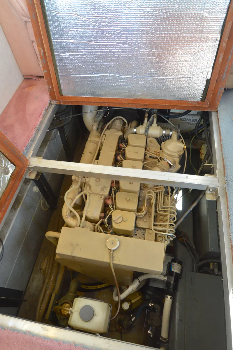 Slide: The Image of Carver 43 Cockpit Motoryacht 1991 - 59